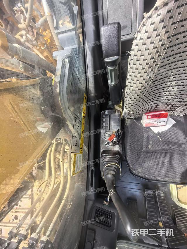 座椅右侧控制台/钥匙门/油门/含右手柄(驾驶室部分) 座椅右侧控制台/钥匙门/油门/含右手柄(驾驶室部分)