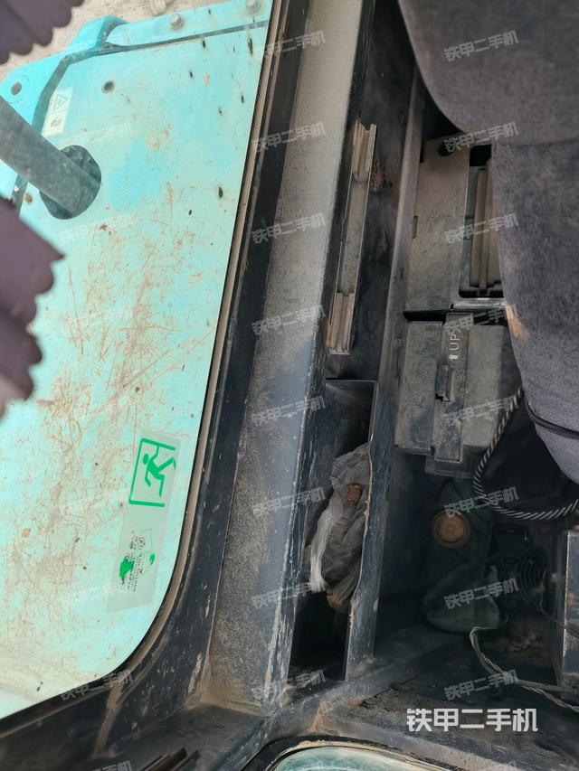 座椅左侧控制台/音响/含左手柄(驾驶室部分) 座椅左侧控制台/音响/含左手柄(驾驶室部分)