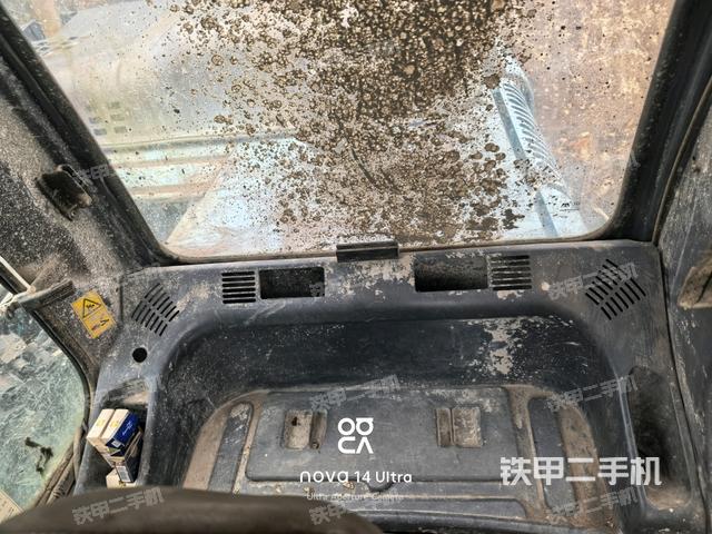 行走控制手柄和踏板 俯拍（驾驶室部分）