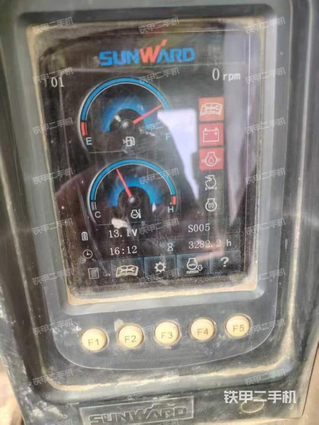 驾驶室顶部（整机外观）