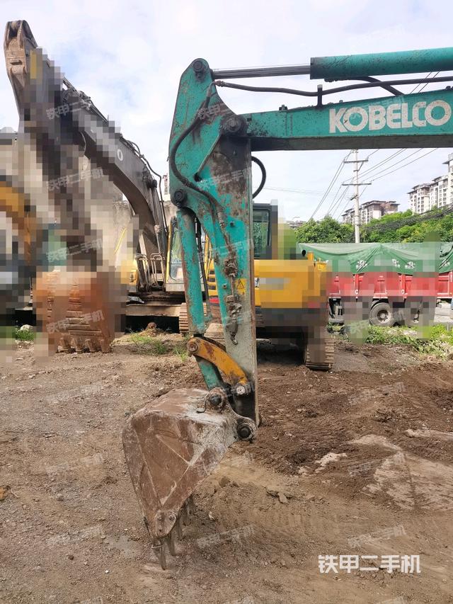 小臂整体左后(工作和回转装置) 小臂整体左后(工作和回转装置)