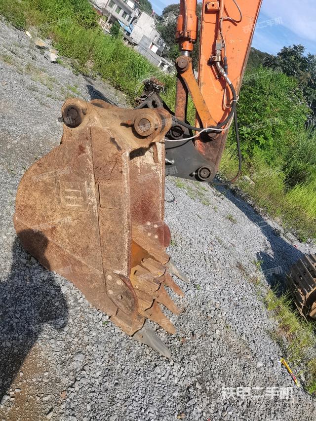 铲斗右后整体(工作和回转装置) 铲斗右后整体(工作和回转装置)