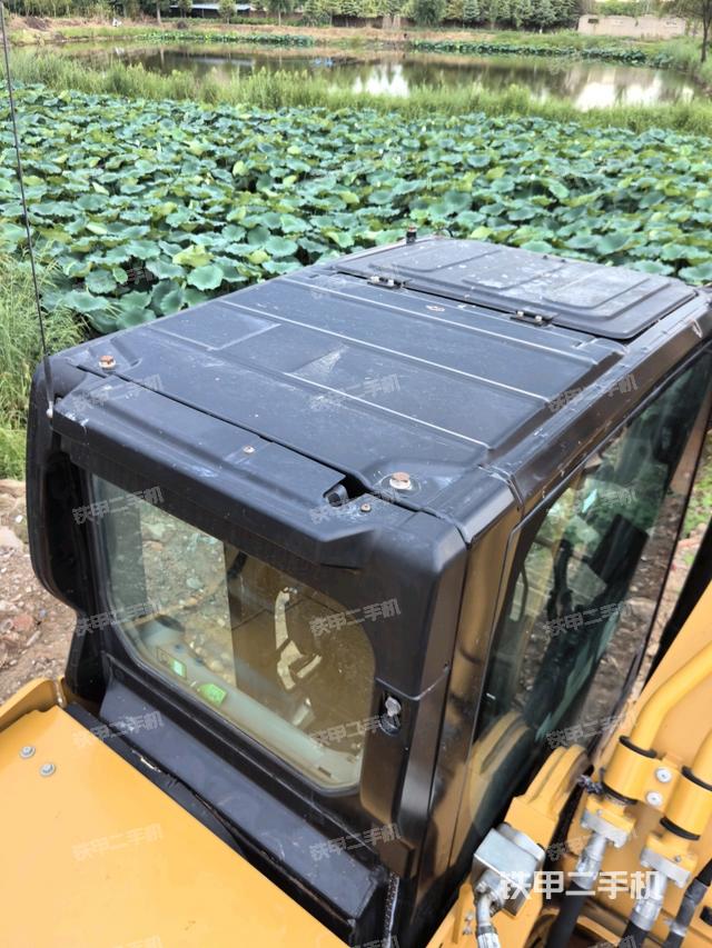 驾驶室顶部(整机外观) 驾驶室顶部(整机外观)