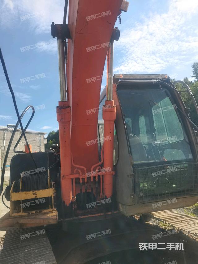 大臂油缸整体 竖拍(工作和回转装置) 大臂油缸整体 竖拍(工作和回转装置)