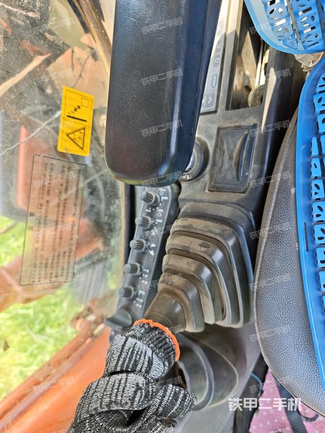 座椅右侧控制台/钥匙门/油门/含右手柄(驾驶室部分) 座椅右侧控制台/钥匙门/油门/含右手柄(驾驶室部分)