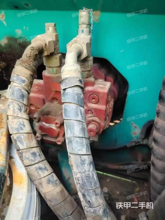 液压泵舱室正面整体（整机外观）