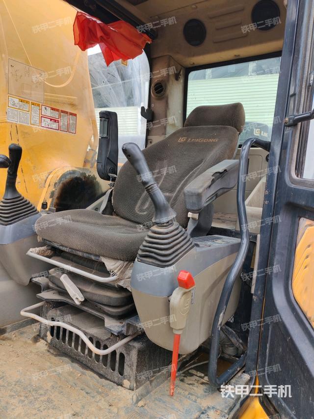 驾驶室整体(整机外观) 驾驶室整体(整机外观)