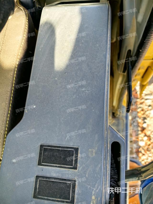 座椅右侧控制台/钥匙门/油门/含右手柄(驾驶室部分) 座椅右侧控制台/钥匙门/油门/含右手柄(驾驶室部分)