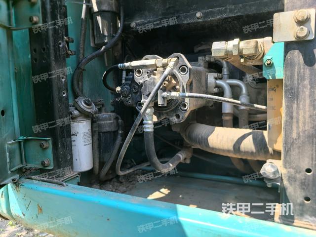 液压泵舱室正面整体（整机外观）