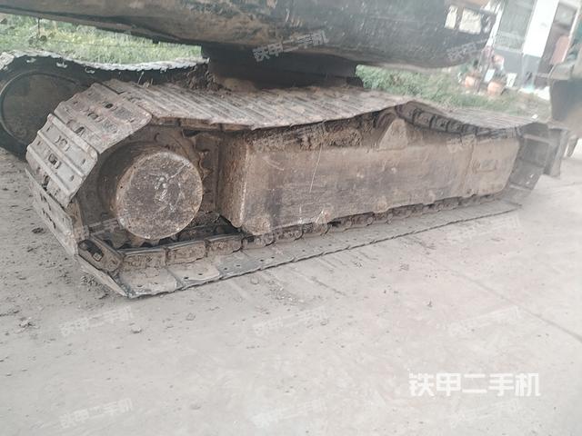 單側(cè)履帶整體(整機(jī)外觀) 單側(cè)履帶整體(整機(jī)外觀)