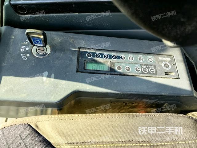 座椅左侧控制台/音响/含左手柄(驾驶室部分) 座椅左侧控制台/音响/含左手柄(驾驶室部分)