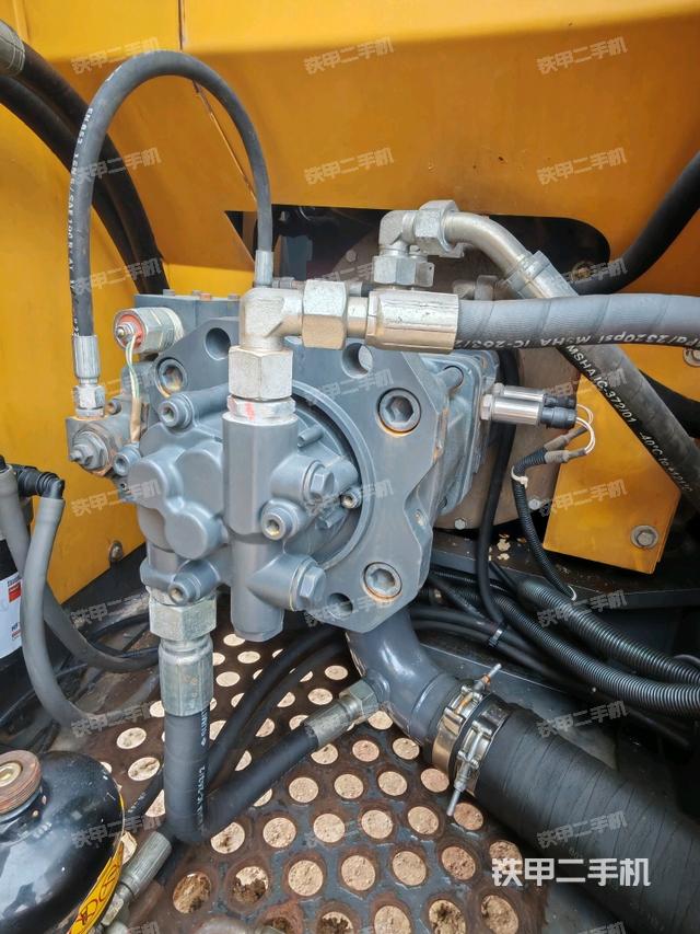 液壓泵艙室正面整體(整機(jī)外觀) 液壓泵艙室正面整體(整機(jī)外觀)
