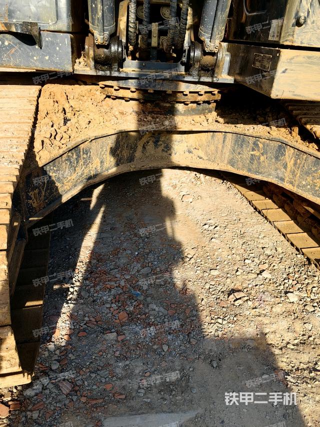 转盘和下车架正前(工作和回转装置) 转盘和下车架正前(工作和回转装置)