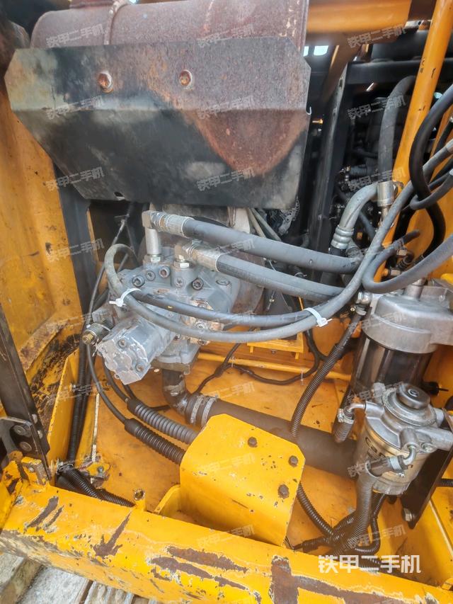 液压泵舱室正面整体（整机外观）