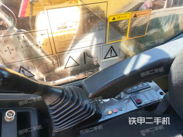 座椅右侧控制台/钥匙门/油门/含右手柄(驾驶室部分) 座椅右侧控制台/钥匙门/油门/含右手柄(驾驶室部分)