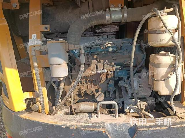 液压泵舱室正面整体(整机外观) 液压泵舱室正面整体(整机外观)