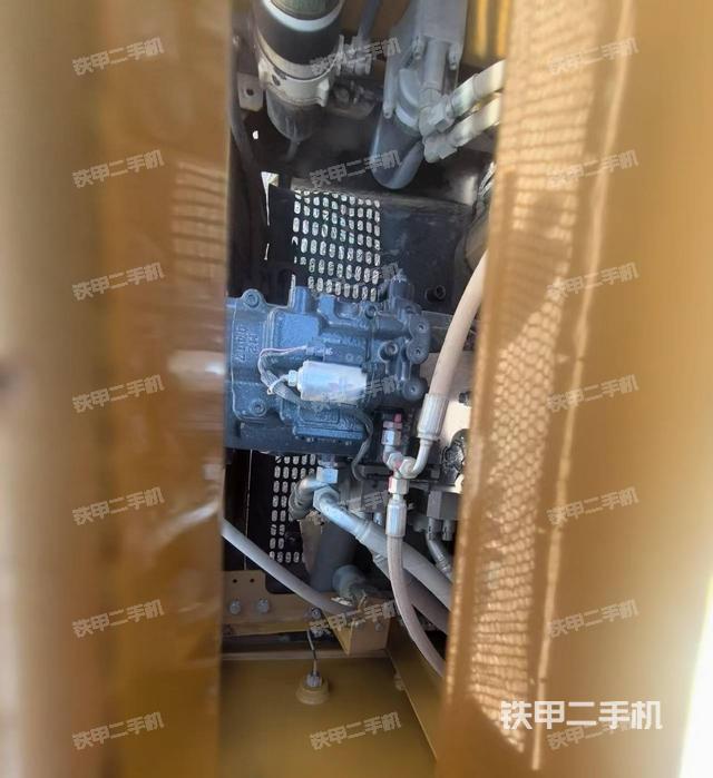 液压泵舱室正面整体(整机外观) 液压泵舱室正面整体(整机外观)