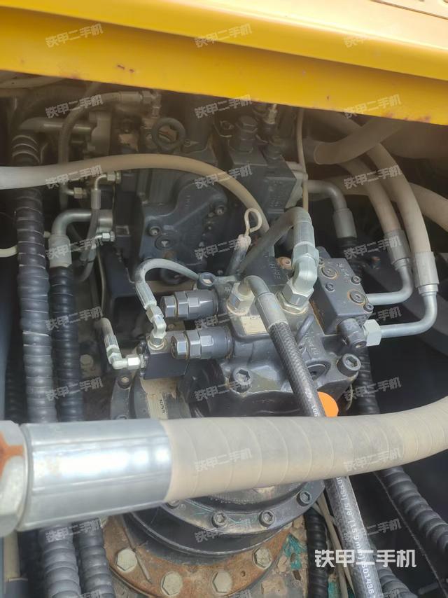 回轉(zhuǎn)馬達和主控閥(整機外觀) 回轉(zhuǎn)馬達和主控閥(整機外觀)