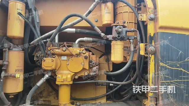 液压泵舱室正面整体(整机外观) 液压泵舱室正面整体(整机外观)