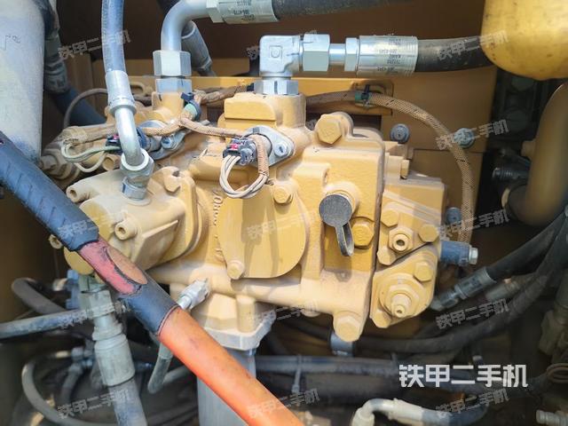 液压泵舱室正面整体(整机外观) 液压泵舱室正面整体(整机外观)