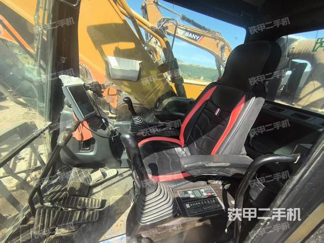 驾驶室整体(整机外观) 驾驶室整体(整机外观)