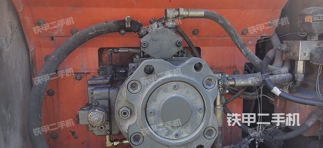 液壓泵艙室正面整體(整機外觀) 液壓泵艙室正面整體(整機外觀)