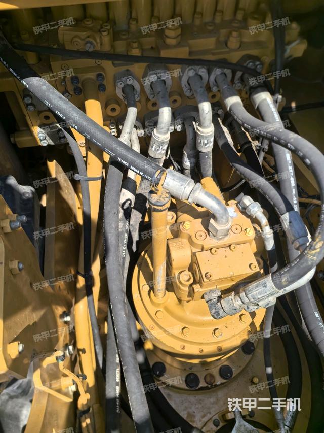 回转马达和主控阀(整机外观) 回转马达和主控阀(整机外观)