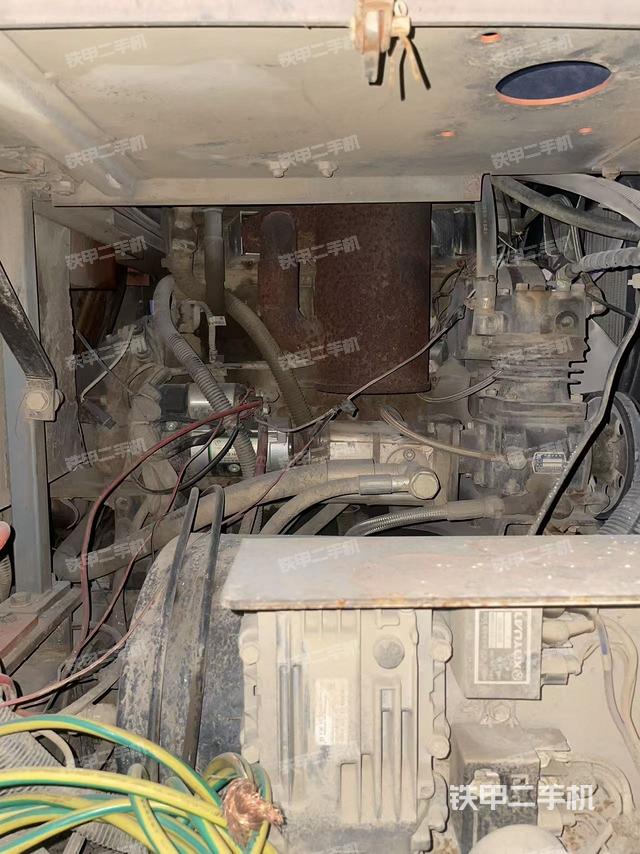 液压泵舱室正面整体(整机外观) 液压泵舱室正面整体(整机外观)