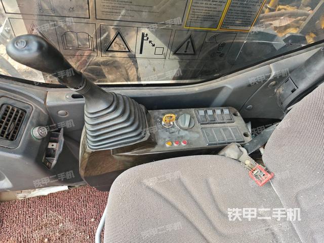 座椅右侧控制台/钥匙门/油门/含右手柄(驾驶室部分) 座椅右侧控制台/钥匙门/油门/含右手柄(驾驶室部分)