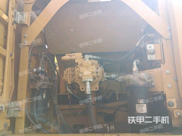 液压泵舱室正面整体(整机外观) 液压泵舱室正面整体(整机外观)