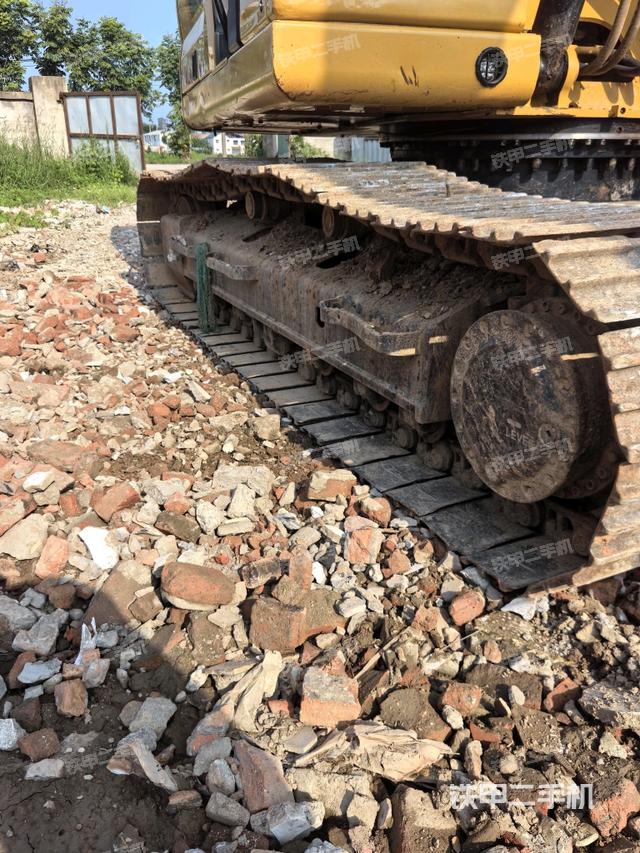 单侧履带整体(整机外观) 单侧履带整体(整机外观)