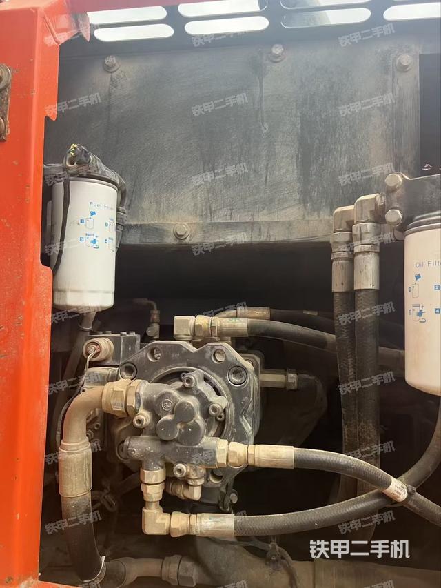 液压泵舱室正面整体(整机外观) 液压泵舱室正面整体(整机外观)