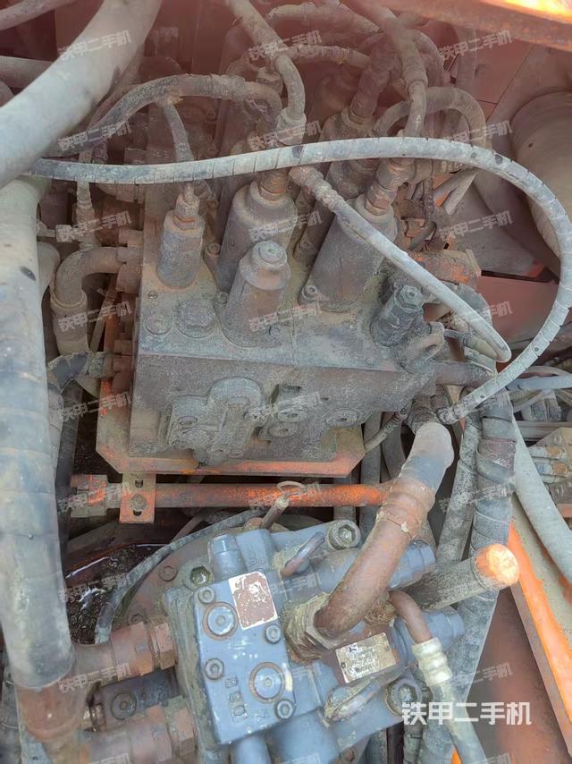 回轉(zhuǎn)馬達和主控閥（整機外觀）