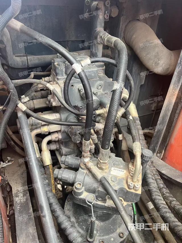 回转马达和主控阀(整机外观) 回转马达和主控阀(整机外观)