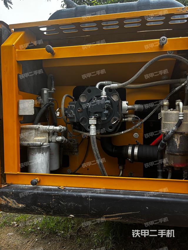 液壓泵艙室正面整體(整機外觀) 液壓泵艙室正面整體(整機外觀)