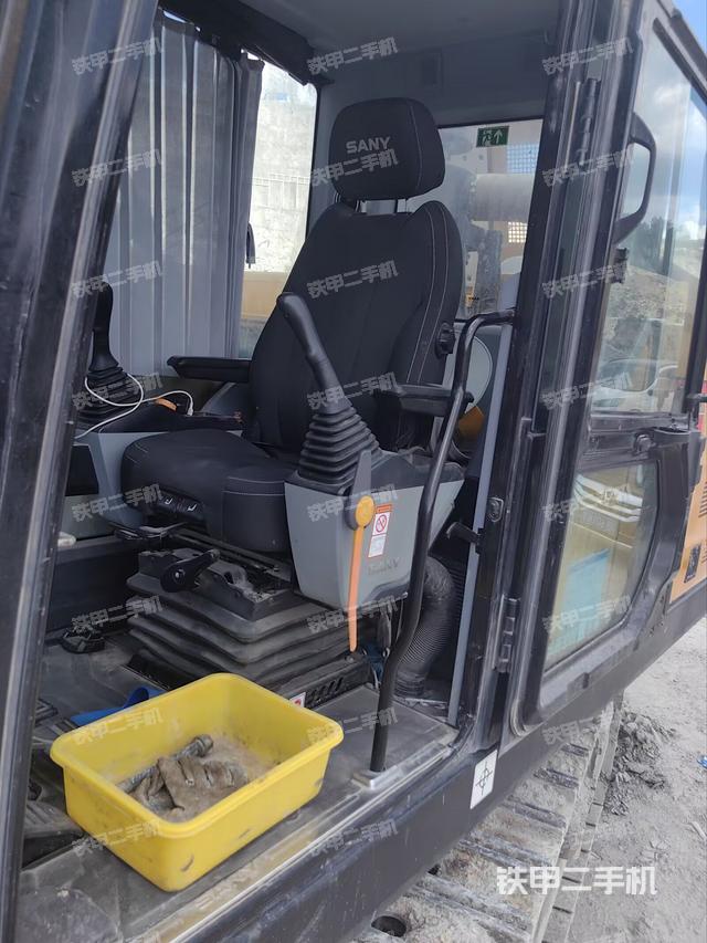 驾驶室整体(整机外观) 驾驶室整体(整机外观)