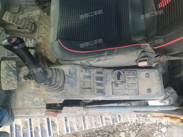 座椅左侧控制台/音响/含左手柄(驾驶室部分) 座椅左侧控制台/音响/含左手柄(驾驶室部分)