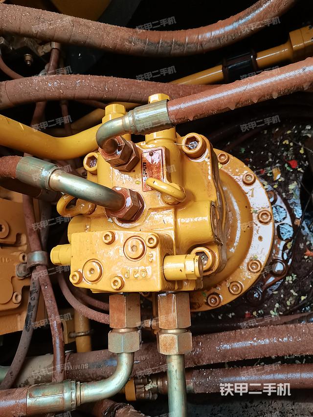 回轉馬達和主控閥(整機外觀) 回轉馬達和主控閥(整機外觀)