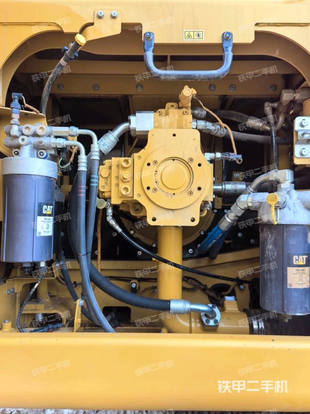 液压泵舱室正面整体(整机外观) 液压泵舱室正面整体(整机外观)