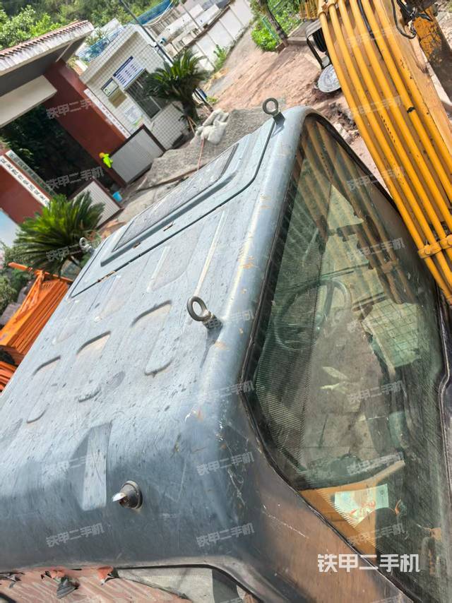 驾驶室顶部(整机外观) 驾驶室顶部(整机外观)