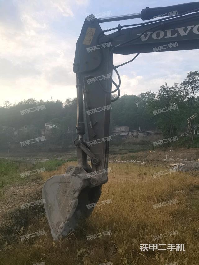 小臂整体左后(工作和回转装置) 小臂整体左后(工作和回转装置)