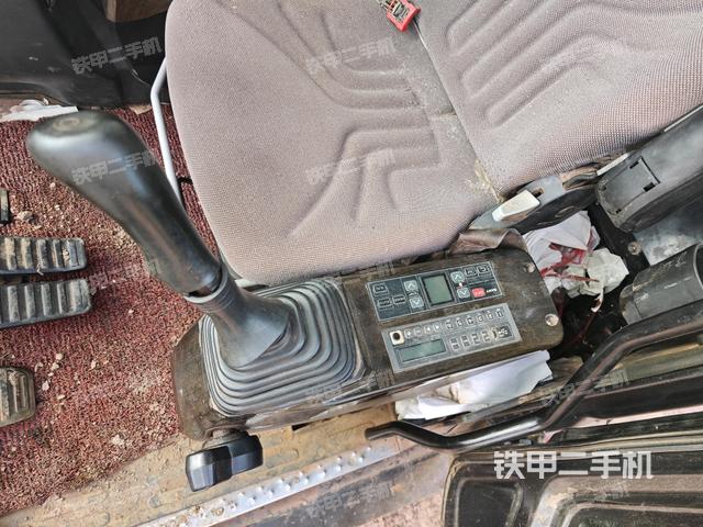 座椅左侧控制台/音响/含左手柄(驾驶室部分) 座椅左侧控制台/音响/含左手柄(驾驶室部分)