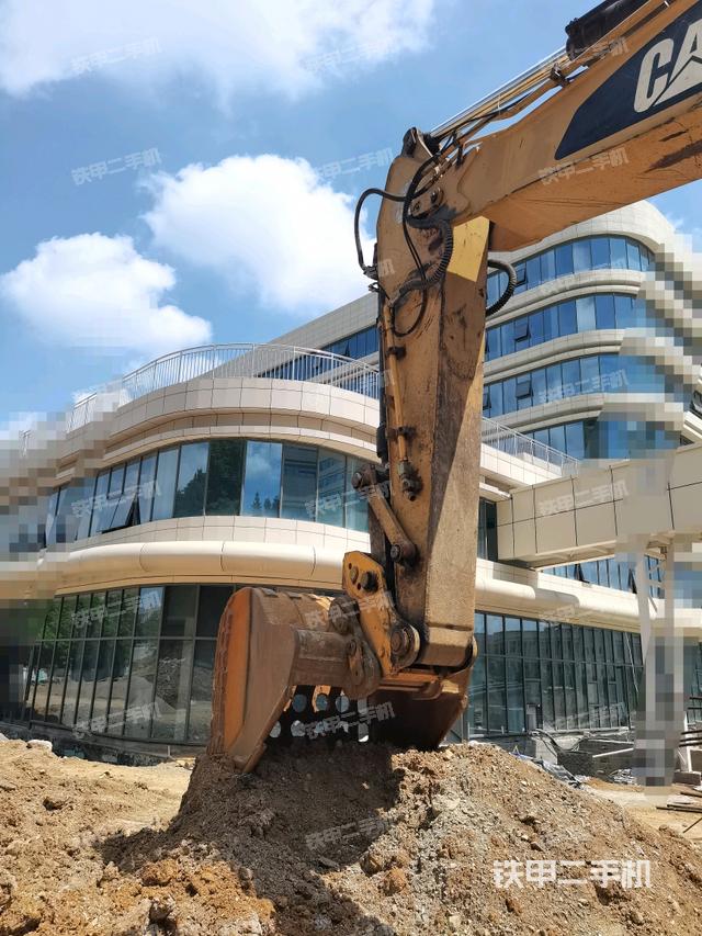 小臂整体左后(工作和回转装置) 小臂整体左后(工作和回转装置)