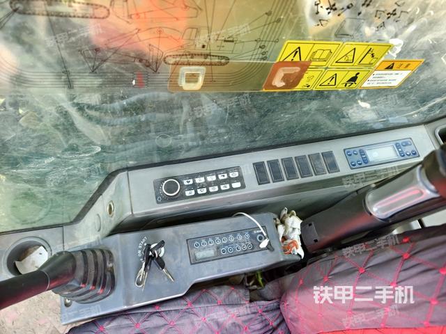 座椅右侧控制台/钥匙门/油门/含右手柄(驾驶室部分) 座椅右侧控制台/钥匙门/油门/含右手柄(驾驶室部分)