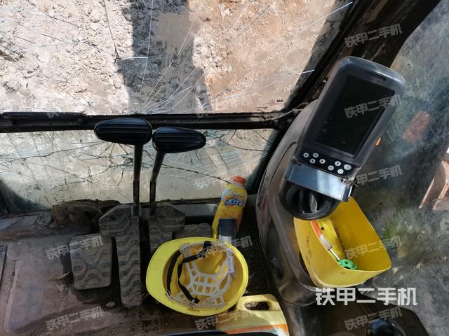 行走控制手柄和踏板 俯拍(驾驶室部分) 行走控制手柄和踏板 俯拍(驾驶室部分)