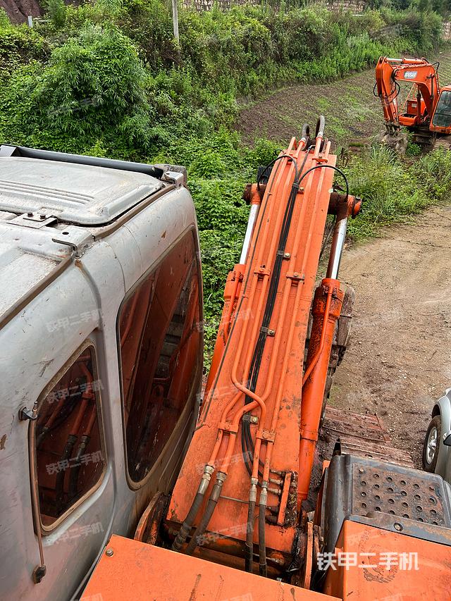駕駛室頂部(整機外觀) 駕駛室頂部(整機外觀)
