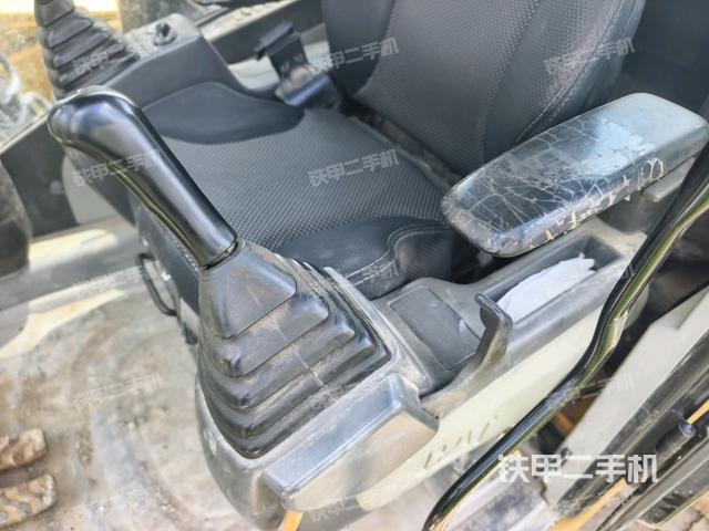 座椅左侧控制台/音响/含左手柄(驾驶室部分) 座椅左侧控制台/音响/含左手柄(驾驶室部分)