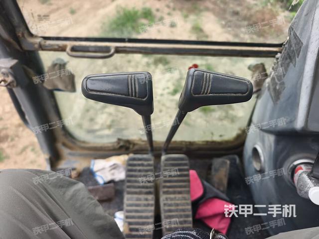 行走控制手柄和踏板 俯拍(驾驶室部分) 行走控制手柄和踏板 俯拍(驾驶室部分)