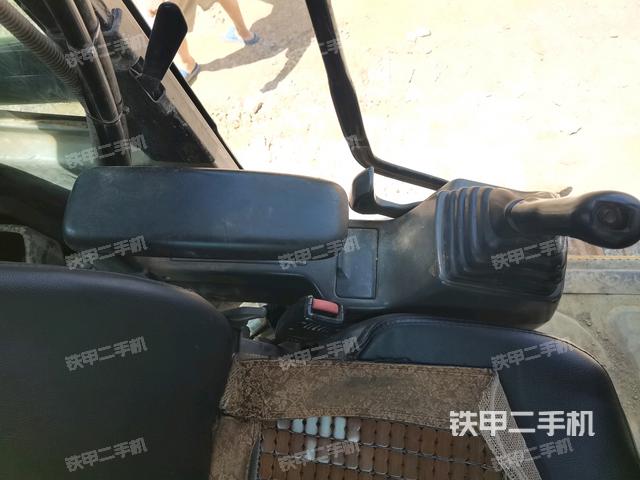 座椅左侧控制台/音响/含左手柄(驾驶室部分) 座椅左侧控制台/音响/含左手柄(驾驶室部分)