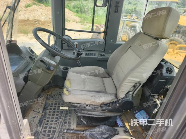 駕駛室內(nèi)部（駕駛室部分）